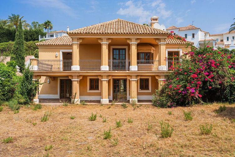 House | Resale in Estepona in Estepona, Costa del Sol - Photo 2