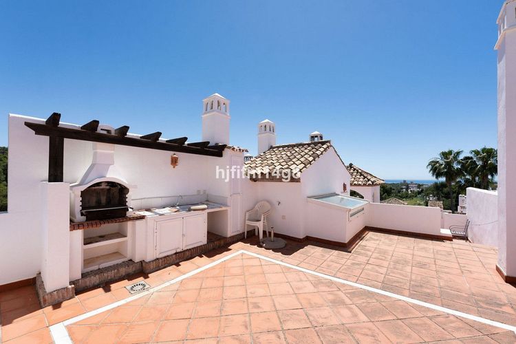 House | Resale in Nueva Andalucía in Nueva Andalucía Others, Costa del Sol - Photo 3