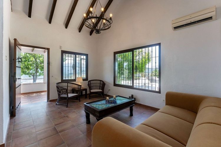House | Resale in Monda in Monda, Costa del Sol - Photo 4