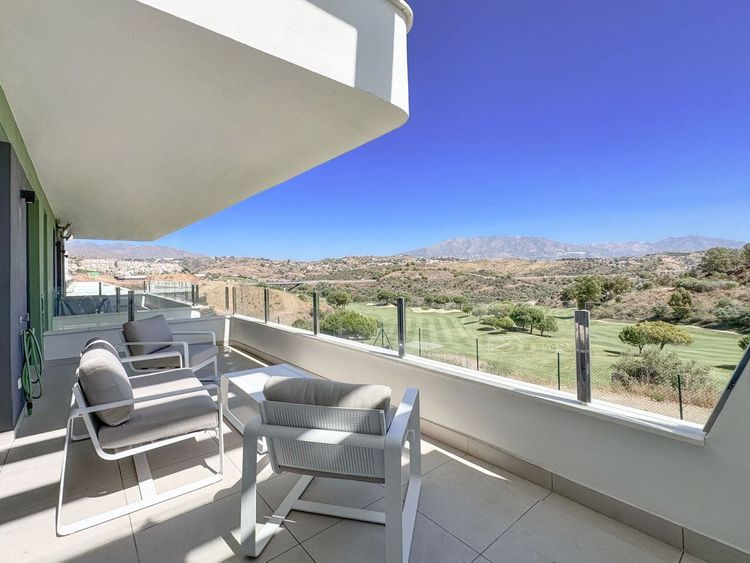 Apartment | Resale in Calanova Golf in Calanova Golf, Costa del Sol - Photo 2