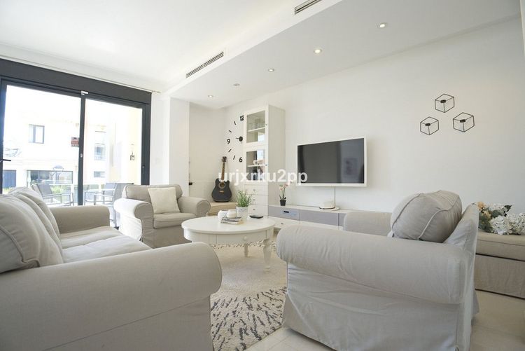 House | Resale in La Zenia in La Zenia, Costa Blanca - Photo 4