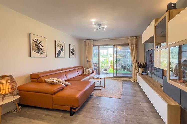 Apartment | Resale in El Chaparral in El Chaparral, Costa del Sol - Photo 4