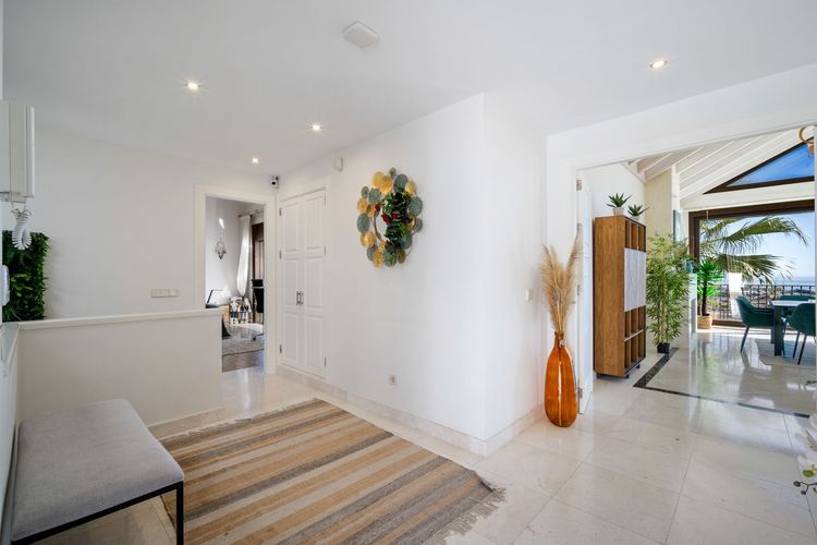 House | Resale in El Paraiso in El Paraiso, Costa del Sol - Photo 5