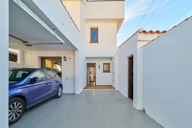 House | Resale in Torreblanca in Torreblanca, Costa del Sol - Photo 2