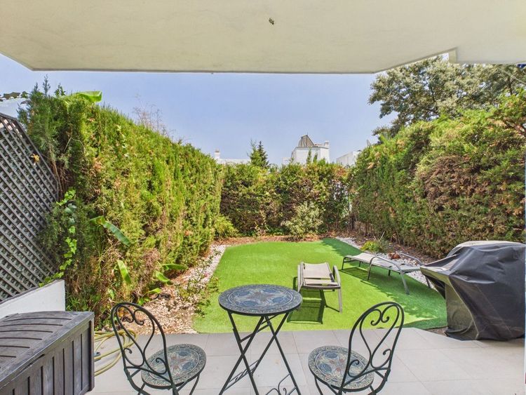 House | Resale in Selwo in Selwo, Selwo - La Concha-Resina Golf, Costa del Sol - Photo 2