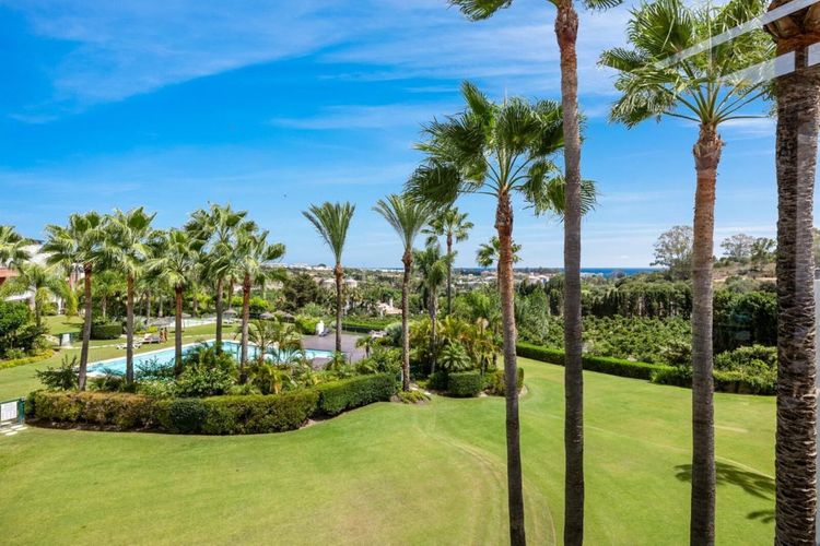 Apartment | Resale in Estepona in Estepona, Costa del Sol - Photo 2