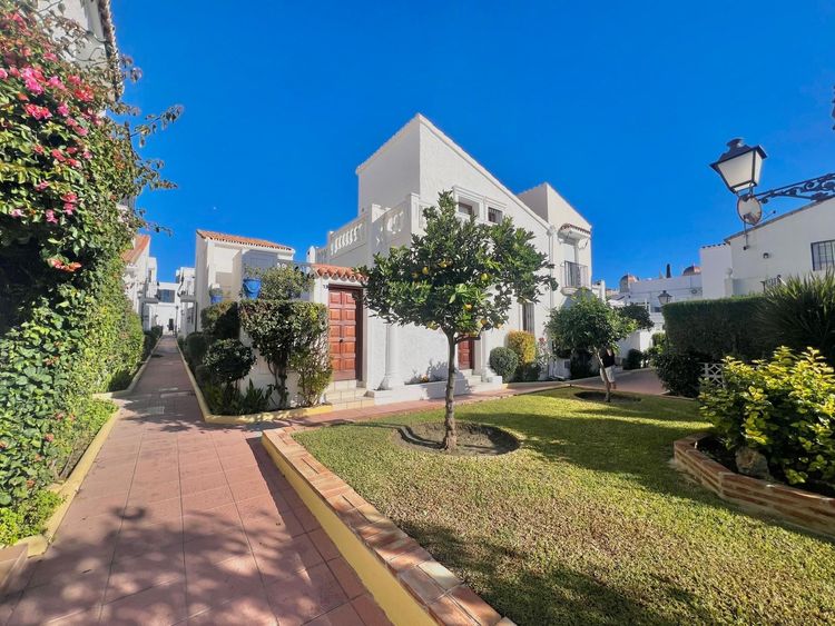 House | Resale in Estepona in Estepona, Costa del Sol - Photo 5