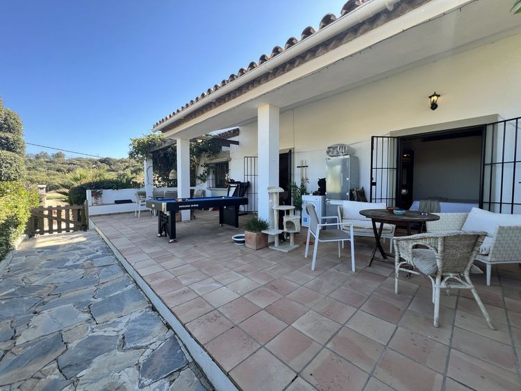 House | Resale in Estepona in Estepona, Costa del Sol - Photo 3