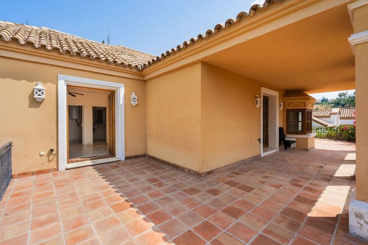 House | Resale in Estepona in Estepona, Costa del Sol - Photo 5