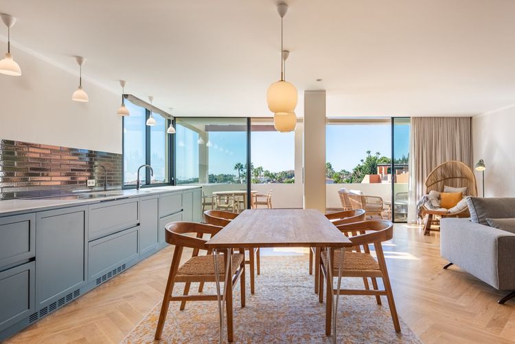 Apartment | Resale in Nueva Andalucía in Nueva Andalucía Others, Costa del Sol - Photo 2