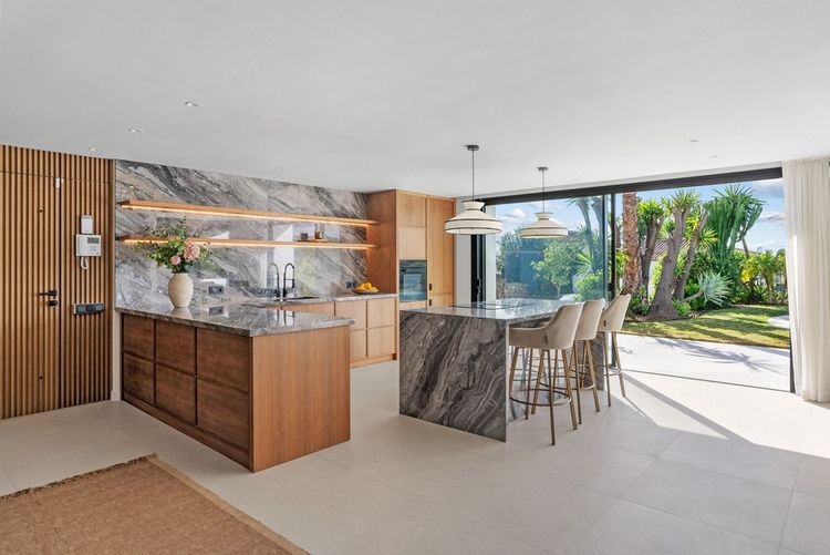 House | Resale in Nueva Andalucía in Nueva Andalucía Others, Costa del Sol - Photo 3