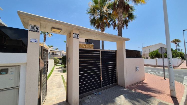House | Resale in Torrevieja in Torrevieja, Costa Blanca - Photo 4