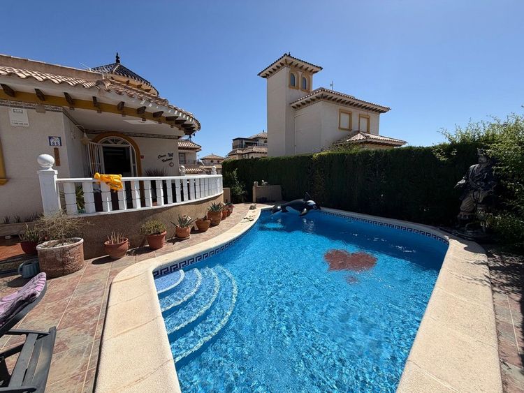 House | Resale in Villamartin in Villamartin, Orihuela Costa, Costa Blanca - Photo 2