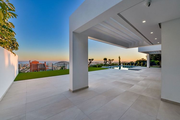 House | Resale in Finestrat in Finestrat, Costa Blanca - Photo 2