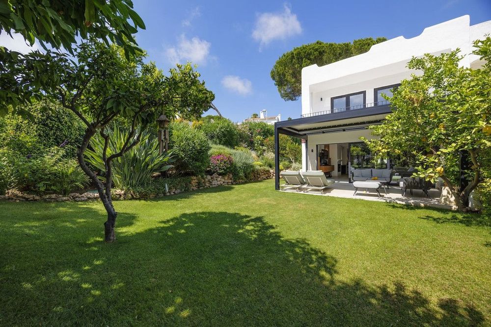 House | Resale in Nueva Andalucía in Nueva Andalucía Others, Costa del Sol - Main property photo