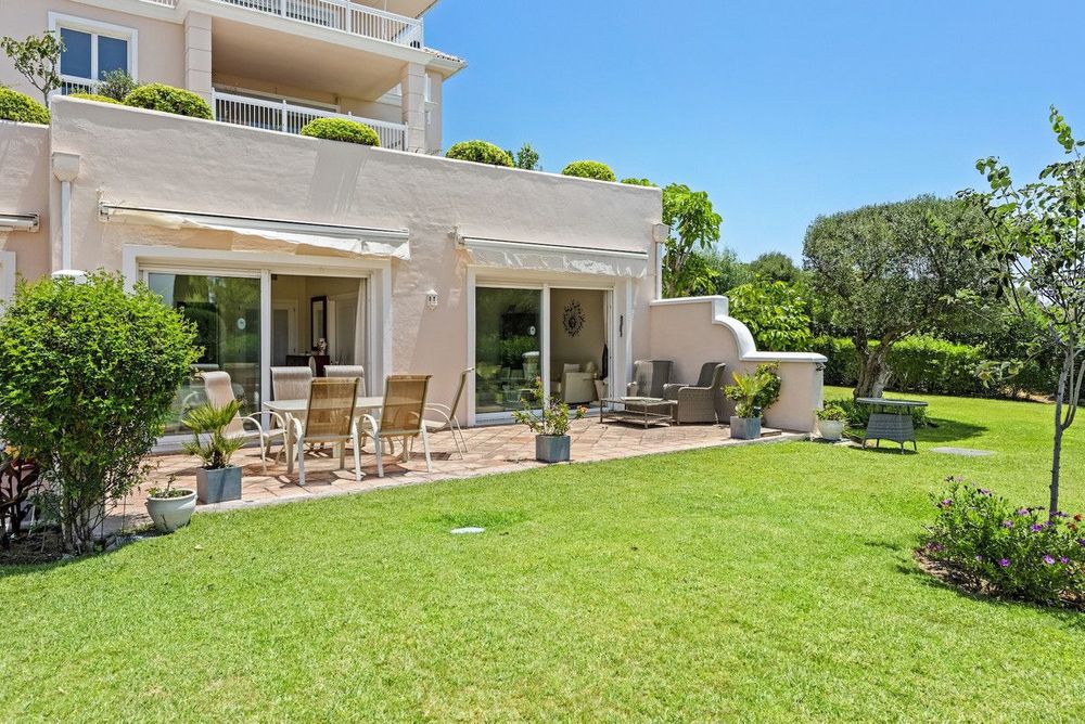 Apartment | Resale in Los Flamingos in Los Flamingos, Costa del Sol - Main property photo