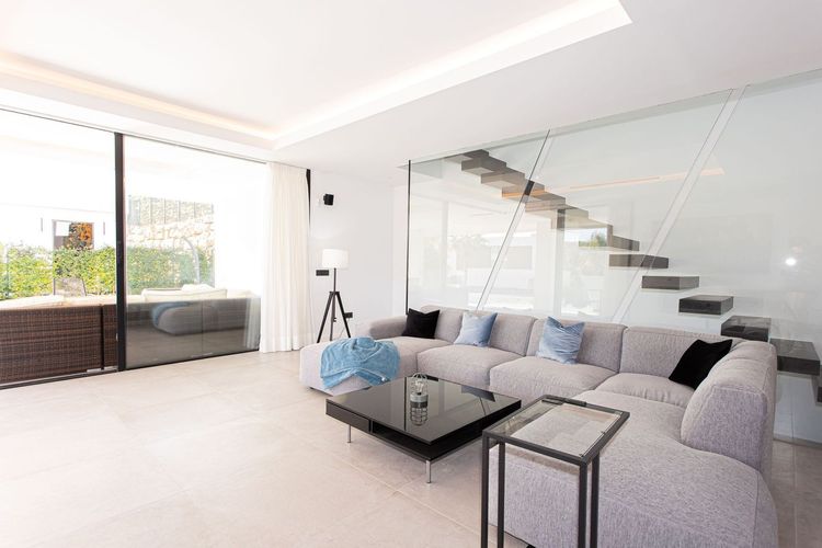 House | Resale in Marbella in Estepona, Costa del Sol - Photo 5
