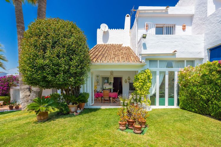 House | Resale in Nueva Andalucía in Nueva Andalucía Others, Costa del Sol - Photo 4