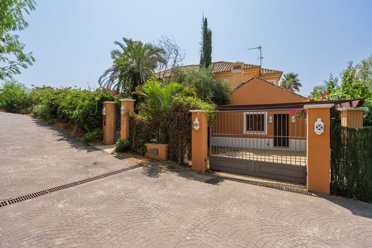 House | Resale in Estepona in Estepona, Costa del Sol - Photo 3