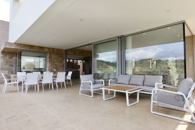 House | Resale in Los Arqueros in Los Arqueros, Costa del Sol - Photo 2