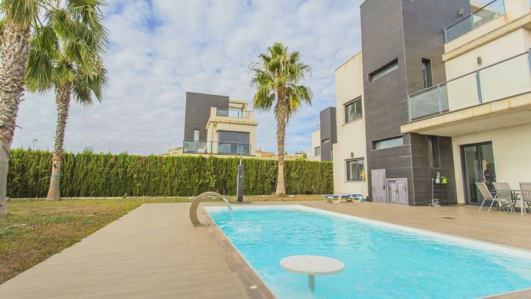 House | Resale in Lomas de Cabo Roig in Lomas de Cabo Roig, Costa Blanca - Photo 5