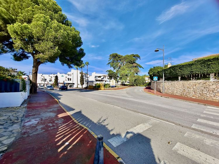 House | Resale in Calahonda in Calahonda, Costa del Sol - Photo 5