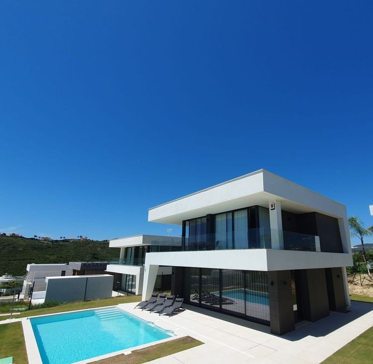 House | Resale in La Duquesa in La Duquesa, Costa del Sol - Photo 5