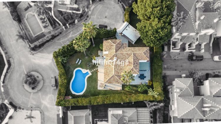 House | Resale in Nueva Andalucía in Nueva Andalucía Others, Costa del Sol - Photo 2