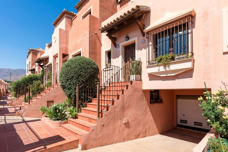 House | Resale in Estepona in Estepona, Costa del Sol - Photo 2