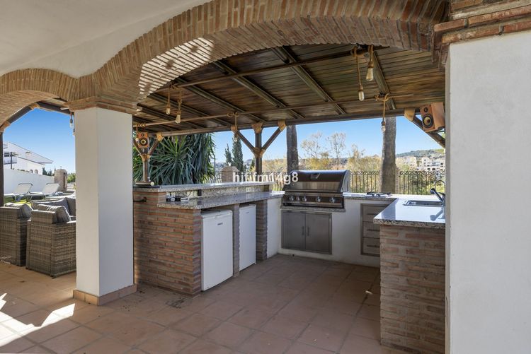 House | Resale in Estepona in Estepona, Costa del Sol - Photo 4
