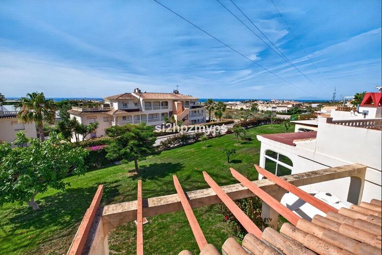 House | Resale in Torrox in Torrox, Costa del Sol - Photo 2