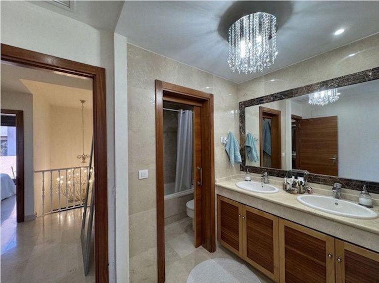 House | Resale in Estepona in Estepona, Costa del Sol - Photo 5