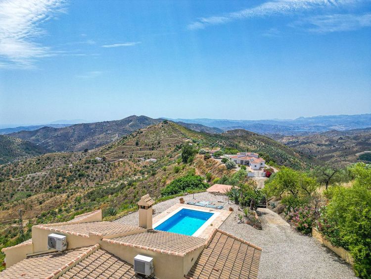 House | Resale in Arenas in Arenas, Costa del Sol - Photo 3