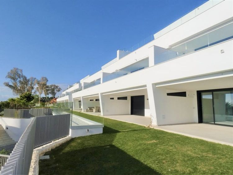 Apartment | Resale in Nueva Andalucía in Nueva Andalucía Others, Costa del Sol - Photo 2