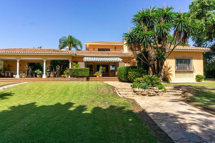House | Resale in El Paraiso in El Paraiso, Costa del Sol - Photo 3
