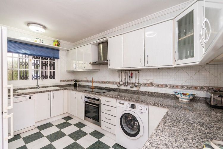 House | Resale in Costabella in Costabella, Costa del Sol - Photo 5