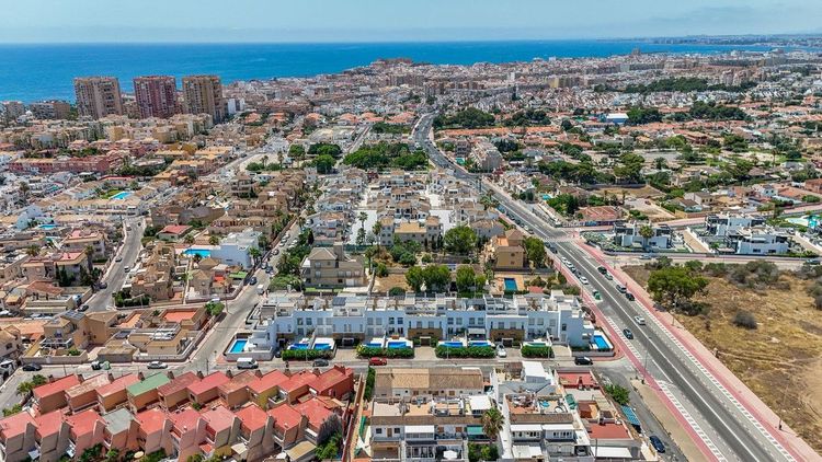 House | Resale in Torrevieja in Torrevieja, Costa Blanca - Photo 4