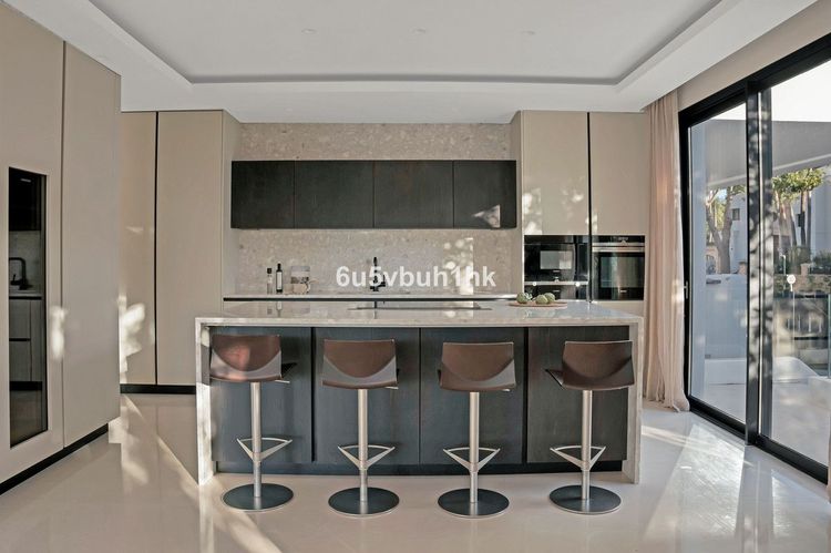 House | Resale in Marbella in Marbella Others, Costa del Sol - Photo 4