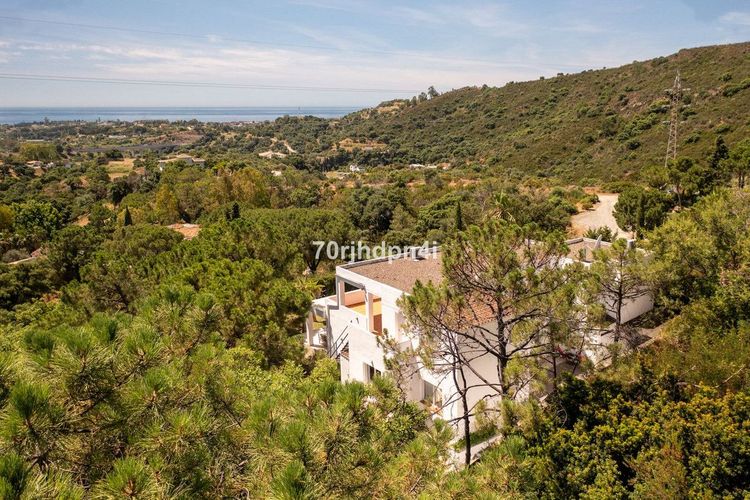 House | Resale in Estepona in Estepona, Costa del Sol - Photo 3