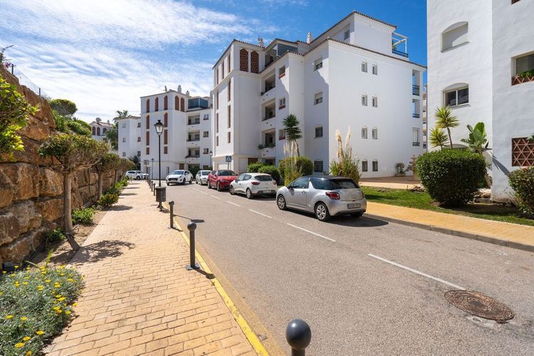 Apartment | Resale in Calahonda in Calahonda, Costa del Sol - Photo 4