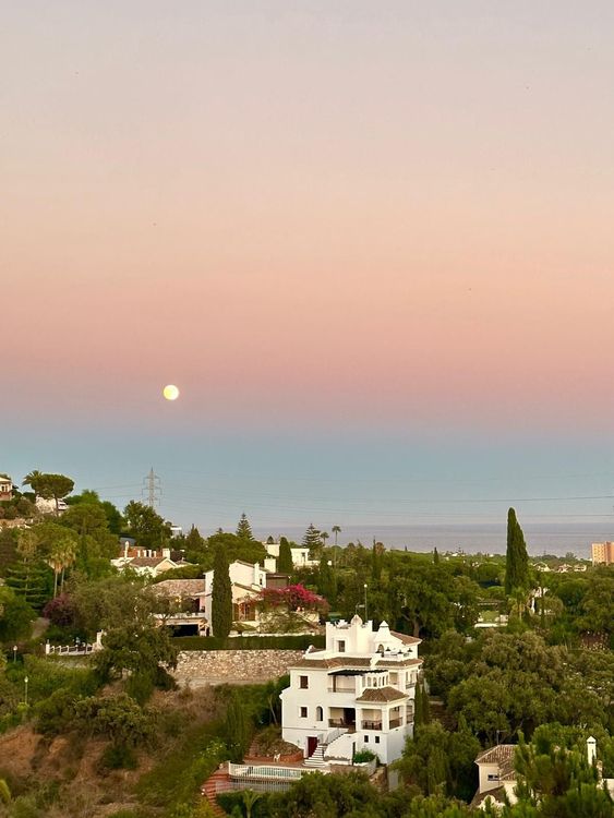House | Resale in Elviria in Elviria, Costa del Sol - Photo 2