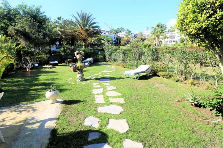 House | Resale in Estepona in Estepona, Costa del Sol - Photo 3