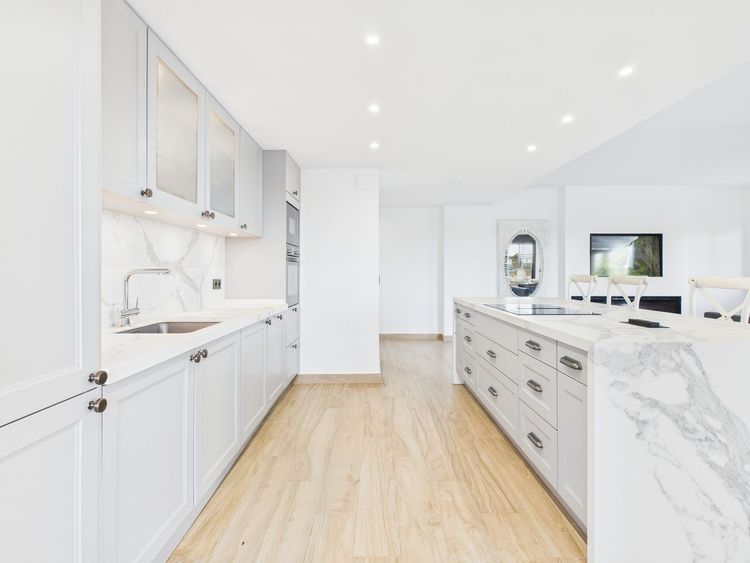 Apartment | Resale in La Duquesa in La Duquesa, Costa del Sol - Photo 2