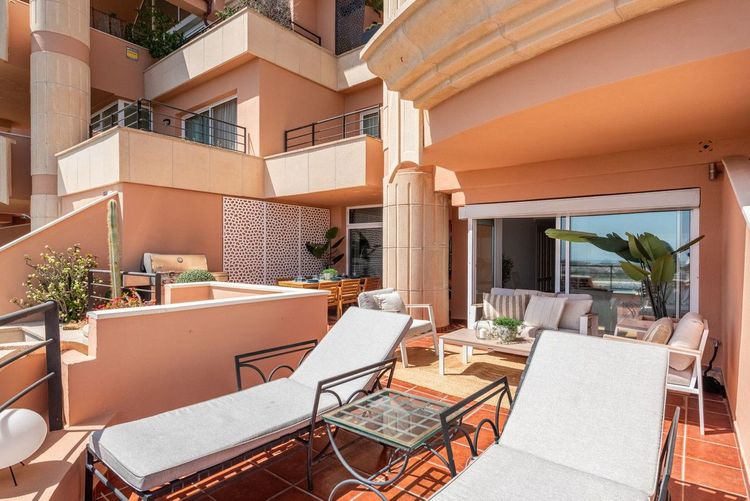 Apartment | Resale in Nueva Andalucía in Nueva Andalucía Others, Costa del Sol - Photo 4