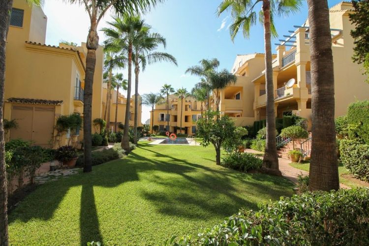 House | Resale in Cabopino in Cabopino, Costa del Sol - Photo 3