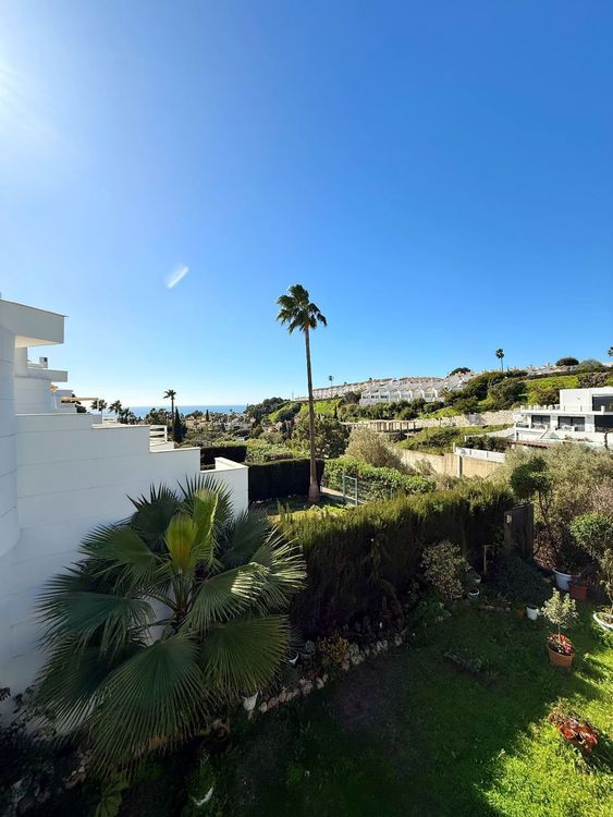 House | Resale in Calahonda in Calahonda, Costa del Sol - Photo 2