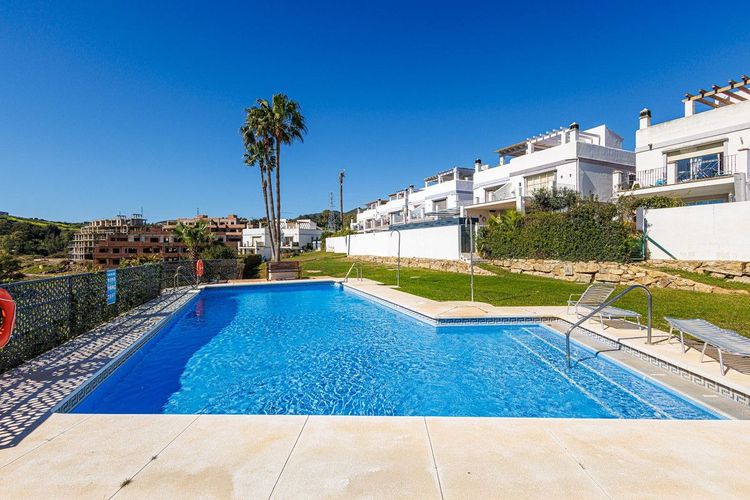 House | Resale in Estepona in Estepona, Costa del Sol - Photo 5