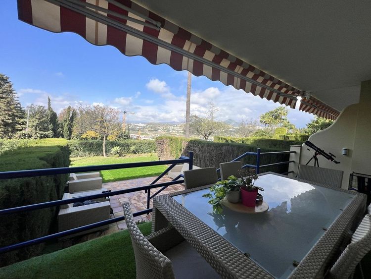 House | Resale in Estepona in Estepona, Costa del Sol - Photo 2