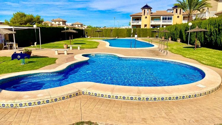 House | Resale in Villamartin in Villamartin, Costa Blanca - Photo 2