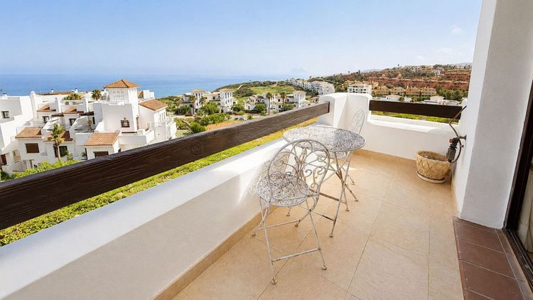 House | Resale in La Alcaidesa in La Alcaidesa, Costa del Sol - Photo 5